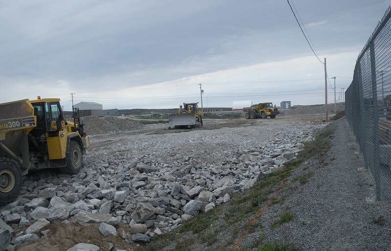 Machinerie lourde sur un chantier à Inukjuak